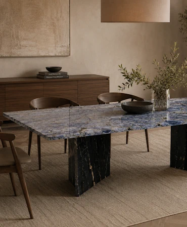 Exklusiver rechteckiger Natursteintisch von Onyx Interiors